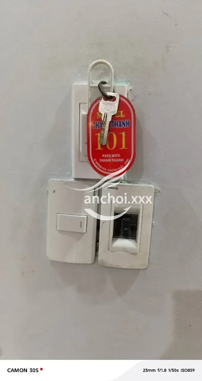 Ảnh checker Choilachat chụp khi gặp Uyên Nhi hàng múp - Siêu vòng 3 - Quả bom sex thực thụ (ảnh 3/5)